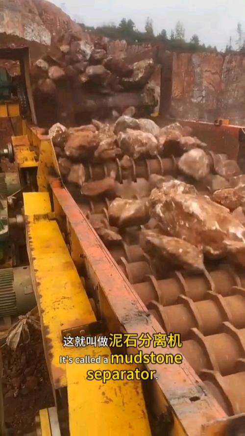 工地实拍泥石分离机,泥和石头混在一起,直接进料,不用水洗分开出料
